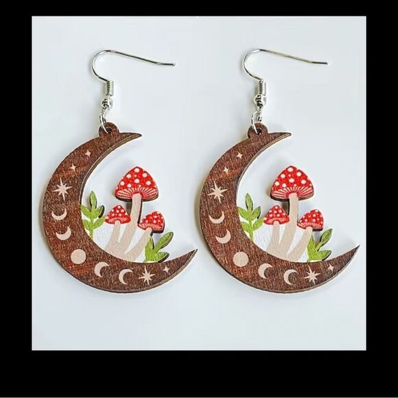 Mushroom shaped cross body purse with Kawaii chain. Plus free mushroom earrings. - Picture 2 of 14